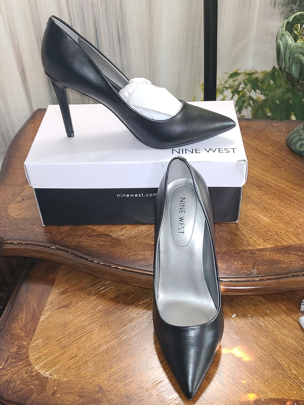 New in box! Nine West Elona Womens 7 Black Leather Pointed Toe High Heel Pumps
